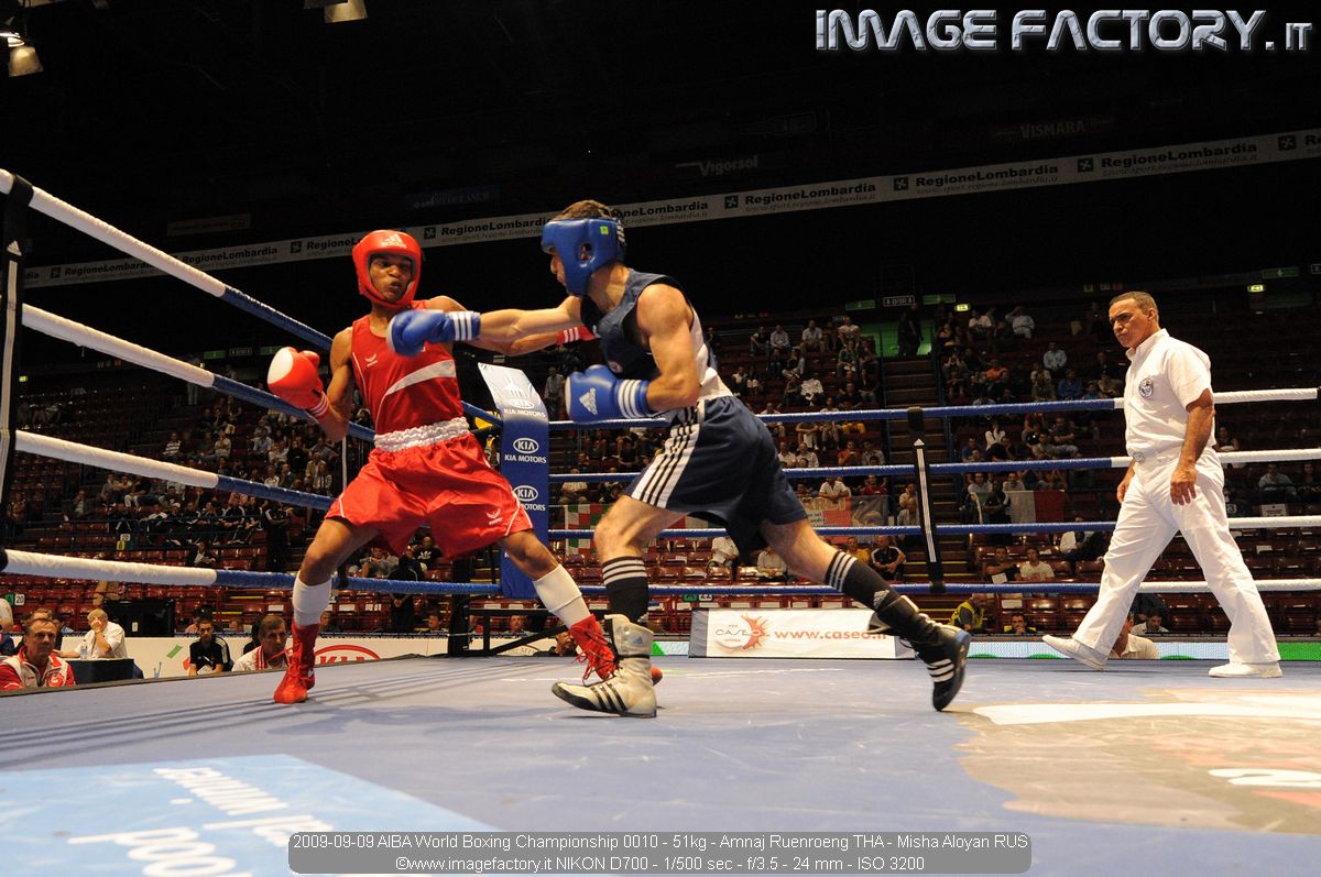 2009-09-09 AIBA World Boxing Championship 0010 - 51kg - Amnaj Ruenroeng THA - Misha Aloyan RUS